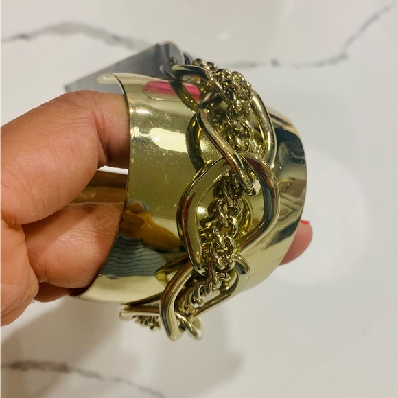 NWT Guess gold tone chain cuff statement bracelet - Picture 3 of 6